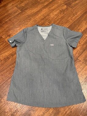 FigsWomen’s Gray Casma Scrub Top with Chest Pocket